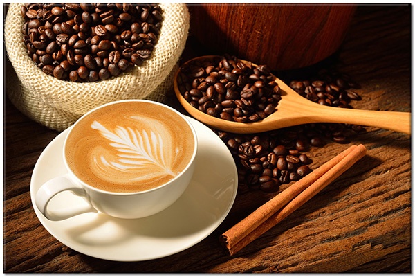 Tablou: Ceașcă de cafea ornată și boabe de cafea