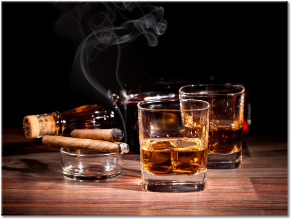 tablou canvas, alimente-bauturi, baruri, bauturi, bej, diverse, maro, natura-moarta, negru, portocaliu, tigara, whiskey